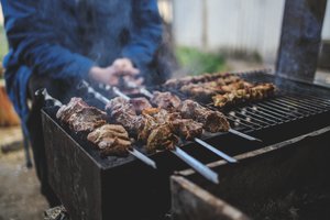 Prekybos tinkle – šašlykas su pavojinga bakterija: skubėkite grąžinti