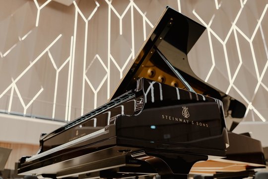 Į LVSO koncertų salę atkeliavo aukščiausius pasaulinius standartus atitinkantis fortepijonas