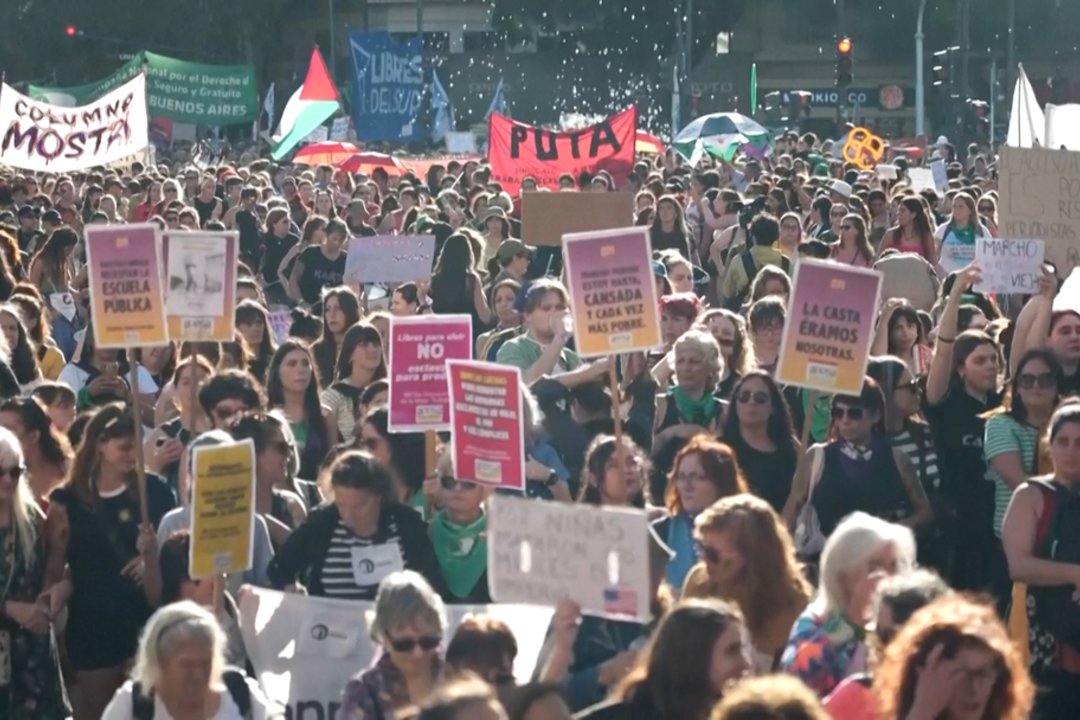 Darbo valandų ilginimas, atlyginimas užsienio valiuta: dėl tokios reformos įsiutusios argentinietės išėjo į gatves