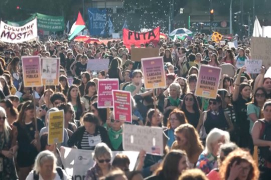 Darbo valandų ilginimas, atlyginimas užsienio valiuta: dėl tokios reformos įsiutusios argentinietės išėjo į gatves