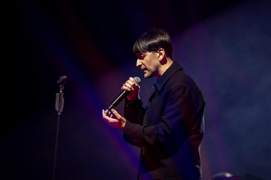 Alano Chošnau turo „Akustiškai“ premjera Klaipėdoje: pilna salė ir ilgi aplodismentai 