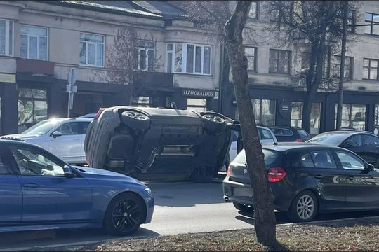 Kaune susidūrė du automobiliai – vienas po smūgio virto ant šono