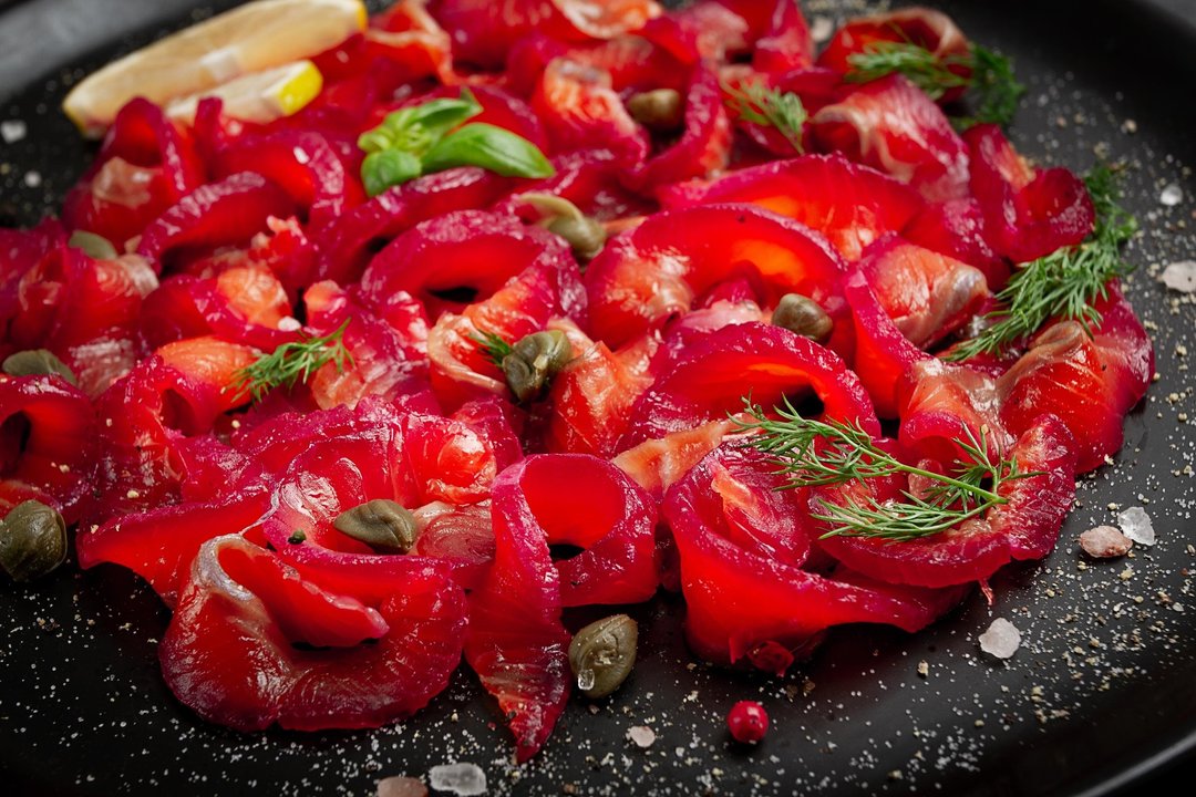 Burokėlių sultyse marinuota lašiša – tokia gardi, kad norėsite paragauti nesulaukus švenčių