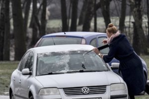 Neįtikėtina, kuo vairuotojai valė automobilių stiklus: pasakė, kada draudimas nebepadės