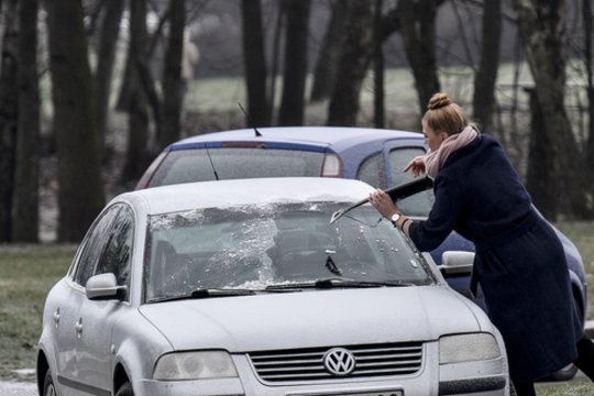 Neįtikėtina, kuo vairuotojai valė automobilių stiklus: pasakė, kada draudimas nebepadės