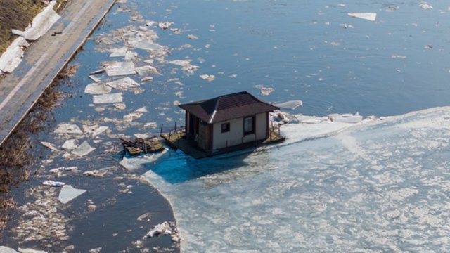 Neryje pakilęs vanduo jau pridarė žalos: namelis išplaukė kartu su ledonešiu