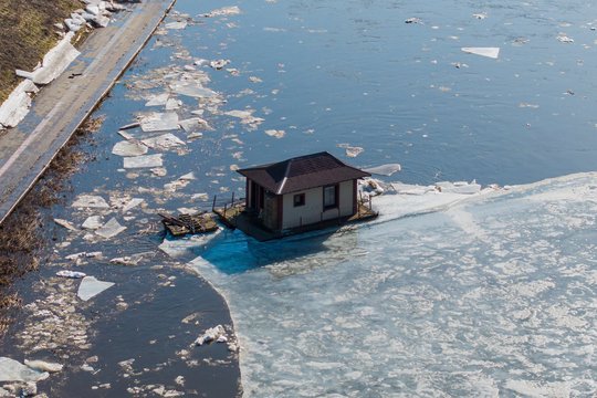 Neryje pakilęs vanduo jau pridarė žalos: namelis išplaukė kartu su ledonešiu