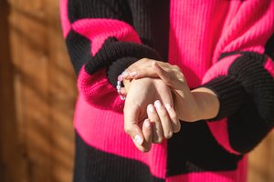 Tirpsta ir dilgčioja rankos? Gali būti, jums trūksta šio vitamino