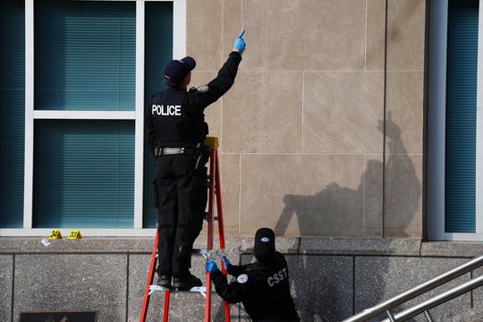 Dar vienas išpuolis prieš JAV ambasadą: Toronte paleisti šūviai