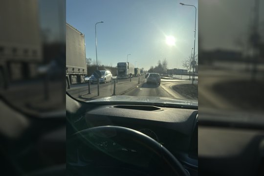 Sunkvežimio ir „Audi“ susidūrimas paralyžiavo eismą Panevėžio aplinkkelyje