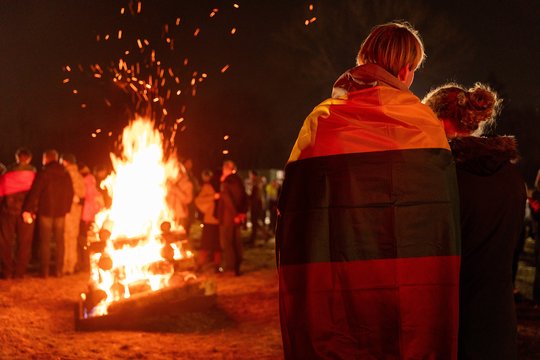 Kovo 11-osios išvakarėse – jaukūs vaizdai Vilniuje: minios būriavosi prie nepriklausomybės laužų