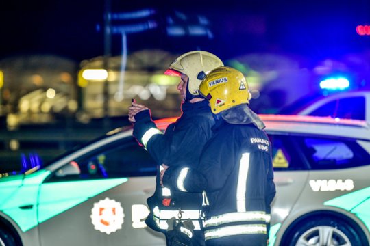 Vilniaus rajone ugniagesiai nuo telekomunikacijų bokšto nukėlė ten įsilipusį nepilnametį