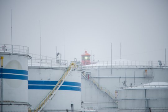 Tebesitęsiant naftos krizei – svarsto atverti rezervus