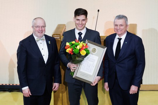 Nepriklausomybės stipendija įteikta Lietuvos ekonominę istoriją apžvelgiančiam Adomui Klimantui