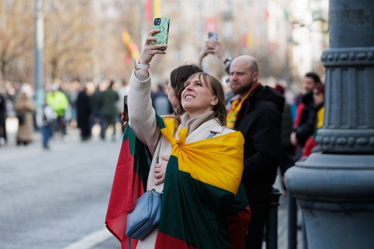 Sostinės širdyje – įspūdingas vaizdas: Gedimino prospektas nusidažė Lietuvos ir Ukrainos vėliavų spalvomis