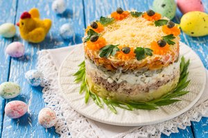 Šventinio stalo sensacija: greitos ir prabangios silkės salotos, kurių skoniu priblokšite visus