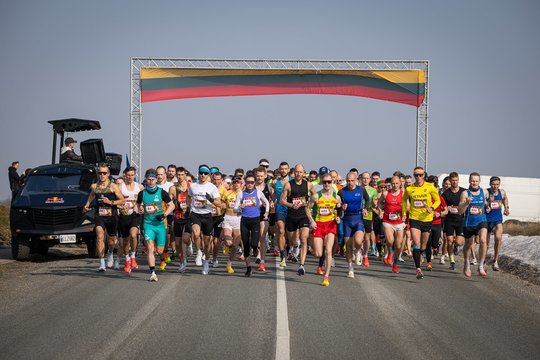 Šventiniame Kovo 11-osios bėgime Jonavoje triumfavo L. Tarasevičius ir V. Žūsinaitė