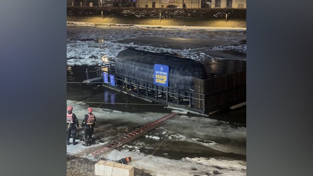 Pakilusioje Neryje užfiksavo dar vieną nuneštą statinį: srovė pagavo žinomą plūduriuojančią pirtį