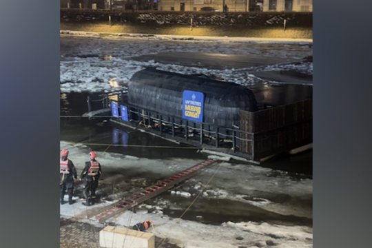 Pakilusioje Neryje užfiksavo dar vieną nuneštą statinį: srovė pagavo žinomą plūduriuojančią pirtį