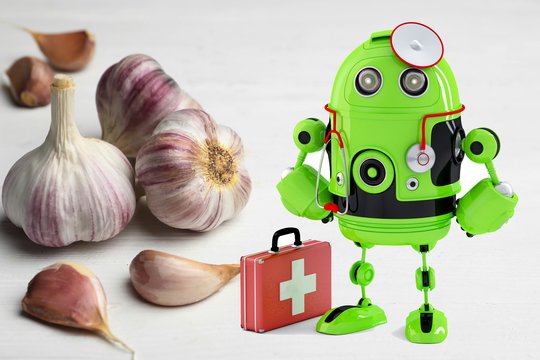 DI medicininius patarimus būtina vertinti kritiškai: sutiko, kad česnako įsikišimas į užpakalį didina imunitetą