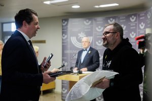 „Atnešiau finansinę pagalvę“: A. Gedvilui – nemalonus Š. Černiausko akibrokštas