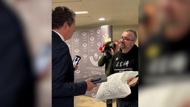 A. Gedvilui neigiant tyrimo informaciją – Š. Černiausko atsakas: į Seimą atvyko su dovana „aušriečiui“ 