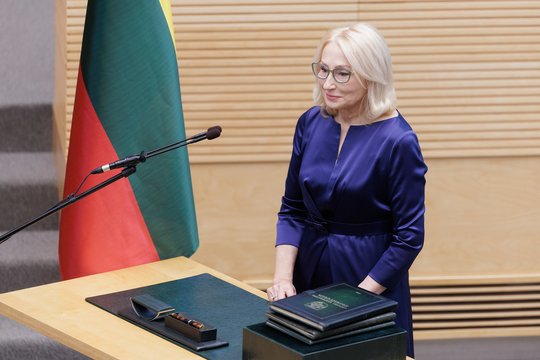 Seime prisiekė į parlamentą dirbti grįžtanti A. Jakavonytė