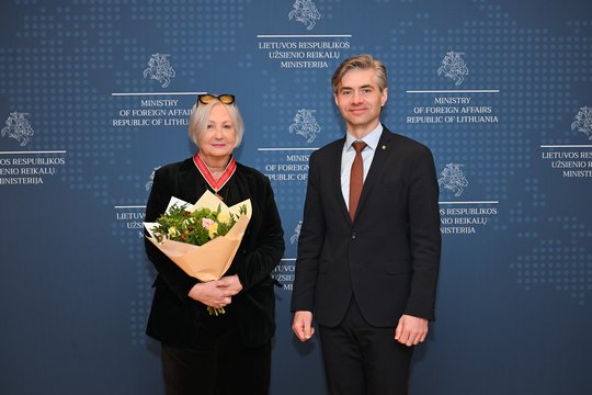 Režisierei A. Lukošiūnienei įteikta Lietuvos diplomatijos žvaigždė