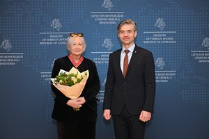 Režisierei A. Lukošiūnienei įteikta Lietuvos diplomatijos žvaigždė