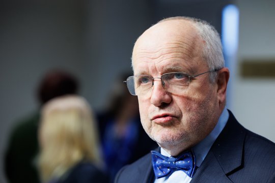 Valdantieji nedalyvaus slaptame balsavime dėl nepasitikėjimo J. Oleku: nereikia apdovanoti kvailų iniciatyvų