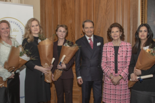 Švedijos karalienė Silvia apdovanojo slaugytoją iš Lietuvos už idėją, kaip „atnešti mišką“ pas slaugomą žmogų