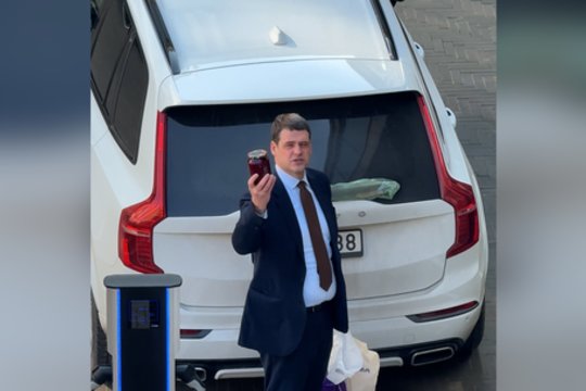 Vietoj Seimo posėdžių – burokėliai R. Žemaitaičiui: „krovinį“ pristatęs P. Dargis greitai išskubėjo 