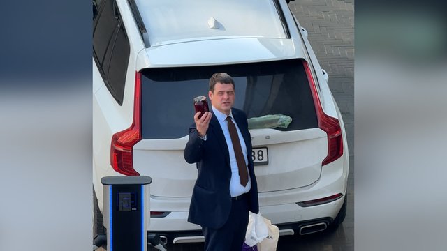 Vietoj Seimo posėdžių – burokėliai R. Žemaitaičiui: „krovinį“ pristatęs P. Dargis greitai išskubėjo 