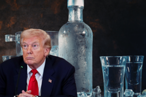 Spiritinių gėrimų varykla Rusijoje siekia prekiauti D. Trumpo vardo degtine