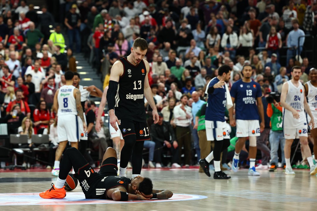 „Anadolu Efes“ metimu su sirena ir vėl parklupdė „Bayern“