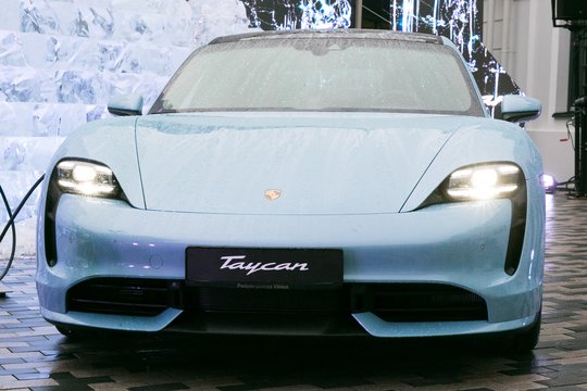 Nuo „Porsche Taycan“ Vilniuje nulupta detalių už 10 tūkst. eurų
