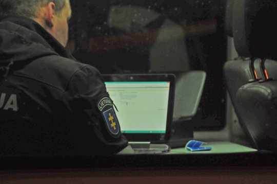 Svastikomis „išpuošęs“ savo automobilį vilnietis sulaukė policijos dėmesio