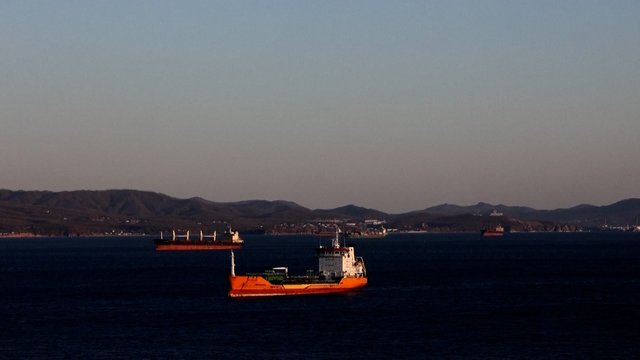 Šoktelėjus energijos išteklių kainoms – JAV gręžiasi į Rusiją: leido prekiauti nafta