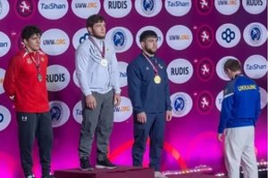 Rusui pacitavus V. Putino žodžius, medalį gavęs ukrainietis spjovė į pagarbą agresoriui