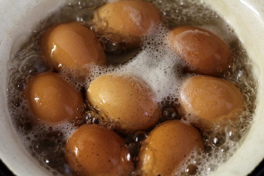 Virtų kiaušinių triukas su metaliniu šaukštu: apsaugo lukštą nuo trūkimo, palengvina lupimą