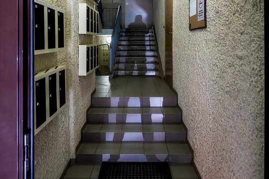 Į Vilnių grįžo primiršti laikai: daugiabučio gyventojai įtaria kurjerį ir skaičiuoja nuostolius