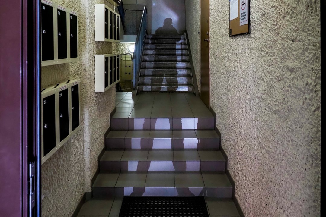 Į Vilnių grįžo primiršti laikai: daugiabučio gyventojai įtaria kurjerį ir skaičiuoja nuostolius