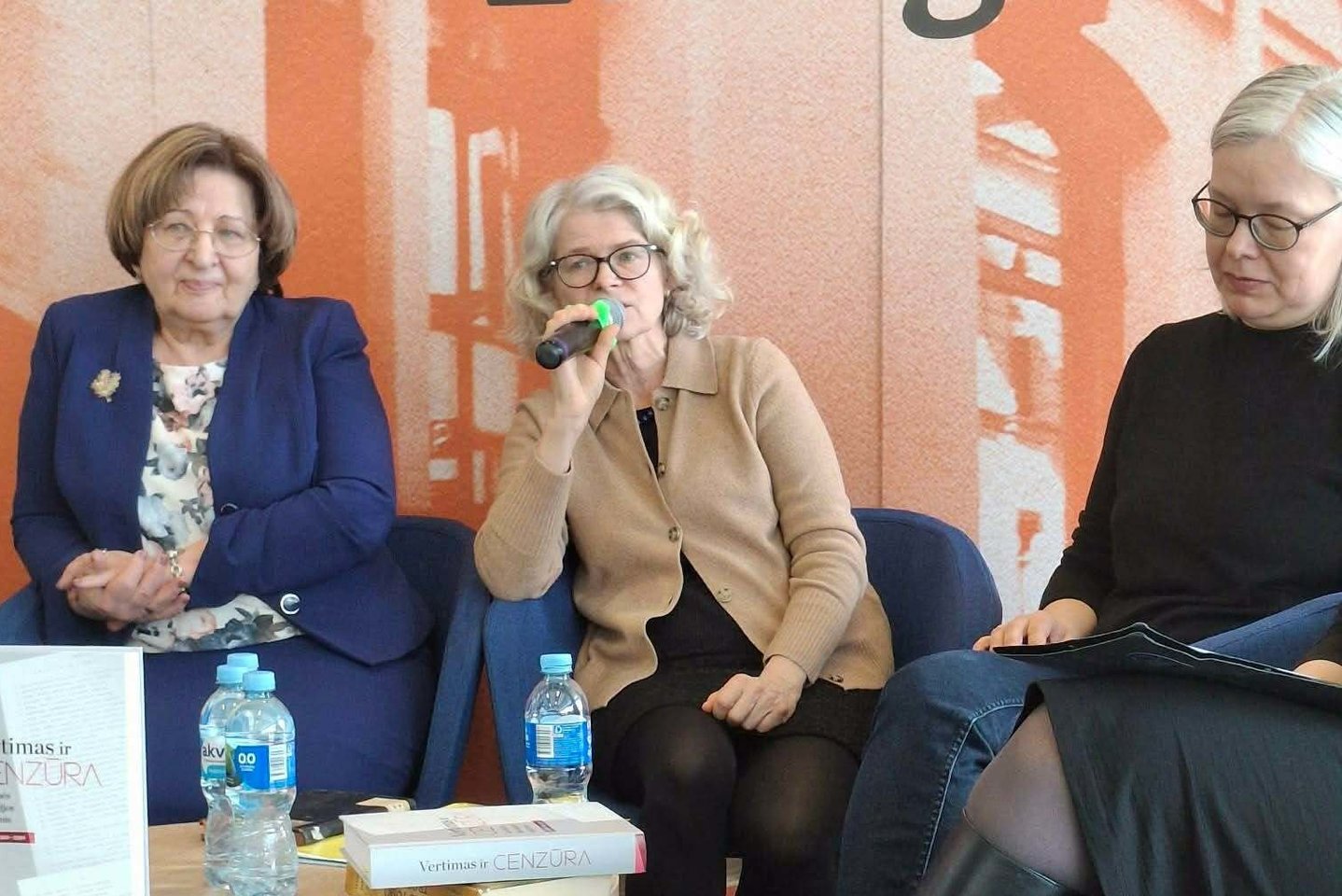 Vilniaus universiteto Filologijos fakulteto tyrėjų grupė Knygų mugėje pristatė mokslo studiją „Vertimas ir cenzūra sovietinės ideologijos sąlygomis. Lietuva, 1940–1990“.<br>Deimantės Veličkienės nuotr.