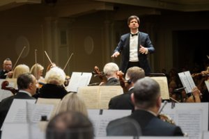 LNSO, dirigentas Victorienas Vanoostenas ir smuikininkė Mayumi Kanagawa koncerte „Didybės aidai“
