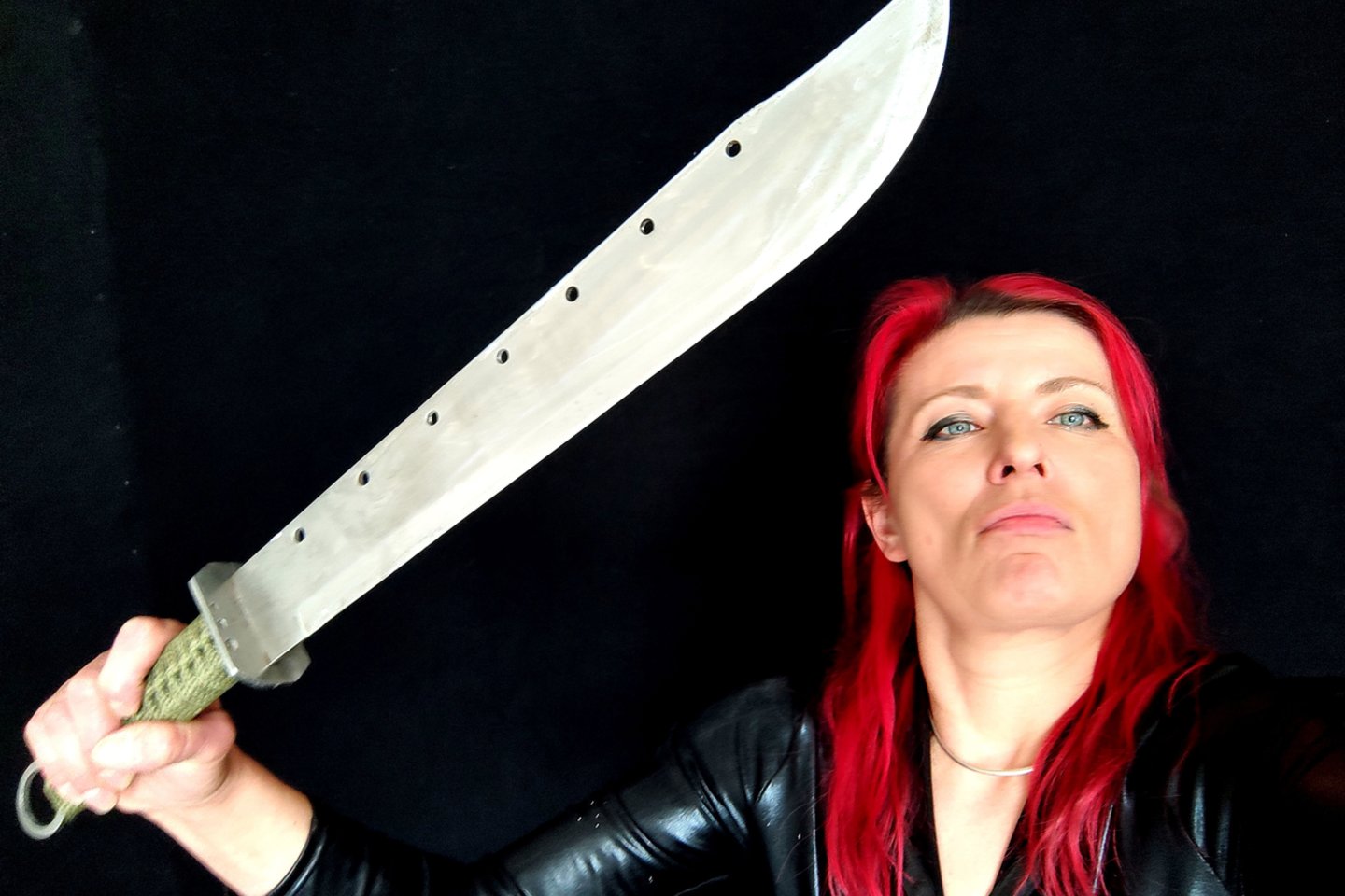 Parodą surengusi žinoma menininkė J.Barilaitė – savo kūrinio „Paduok, sesule, kardą“ pagrindinė veikėja.<br>G.Grigėnaitės nuotr.