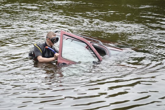 Neįtikėtina sėkmė – gelbėtojai Šakių rajone spėjo ištraukti upelyje paskendusio automobilio vairuotoją
