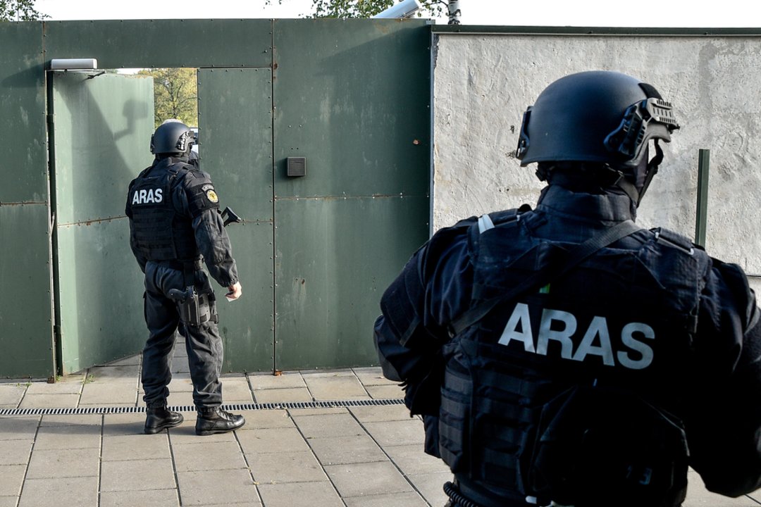 Aliarmas Vilniuje: prie automobilio – minosvaidžio mina ir laidotuvių vainikai