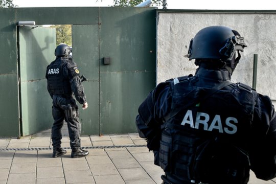 Aliarmas Vilniuje: prie automobilio – minosvaidžio mina ir laidotuvių vainikai