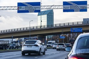 Šalies automobilių parką vasarį papildė per 1,2 tūkst. elektromobilių