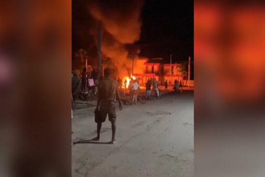 Krizė Kuboje gilėja: stygiaus išvarginti gyventojai šturmavo partijos būstinę